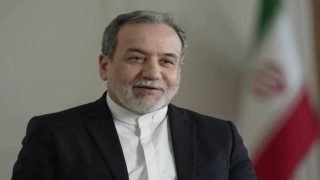 وزير الخارجية الإيراني: جاهزون للجلوس إلى طاولة المفاوضات.