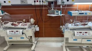 بعد 13 عاماً من العقم.. سيدة عراقية تلد 3 توائم في أحد مستشفيات محافظة كركوك.