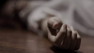 اب يقتل نجله تولد 2001 مستخدماً سلاحاً نوع بندقية صيد، ثم ينتحر بإطلاق النار على نفسه؛ لأنه يعاني من اضطرابات نفسية، في بغداد.