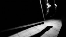 “قام بتصوير عملية الشنق بنفسه”.. انتحار شاباً في الثلاثينيات من عمره شنقاً داخل منزله في منطقة دور الشرطة وسط مدينة البصرة؛ بسبب سوء الأوضاع المعيشية.