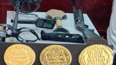 ضبط 3 عملات ذهبية من نوع “دينار عباسي” في ميسان؛ بعد هروب عصابة تنقيب من موقع آثاري.