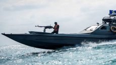 الحرس الثوري الإيراني يحتجز سفينتين في الخليج تحملان أكثر من مليون لتر من الوقود المهرب