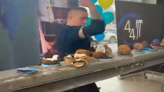 رجل ألماني يدخل موسوعة غينيس للأرقام القياسية بعد تحطيمه 84 جوزة هند باستخدام “كوعه” خلال دقيقة واحدة.