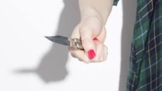 مقتل رجل على يد زوجته طعناً بسكين؛ بعد خلاف بينهما حول أولوية استخدام شاحن الهاتف، بمحافظة الجيزة المصرية