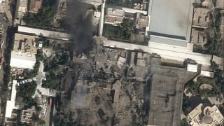 صورة جوية لمنزل المرشد الإيراني “علي الخامنئي” بعد قصفه من قبل الطيران الأمريكي والصهيوني صباح هذا اليوم