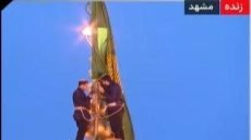 تبديل الراية في حرم الإمام الرضا (عليه السلام) ورفع راية الحزن والثأر على القبة الشريفة