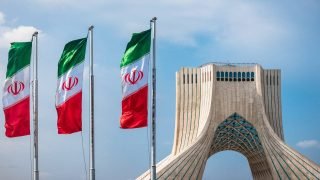 مساء يوم الرابع والعشرون: خدعة “الأيام الخمسة” الأمريكية.. واشنطن تُجلي رعاياها من الشرق الأوسط استعداداً للحرب الشاملة، وطهران تُسقط وهم “النزول عن الشجرة”! 