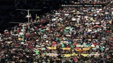 صحيفة “نيويورك تايمز” تنشر لقطات من احتجاجات “لا للملوك” المناهضة لسياسية ترامب، في نيويورك