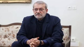 لاريجاني يرد على ماكرون: من المستبعد أن يتحقق أيُّ أمنٍ في مضيق هرمز في ظلِّ نيران الحرب التي أشعلتها الولايات المتحدة وإسرائيل في المنطقة، ولا سيّما إذا كان ذلك بتصميم أطرافٍ لم تكن بعيدةً عن دعم هذه الحرب والإسهام في تأجيجها.