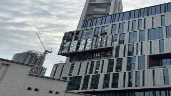 تضرر المبنى المالي العالمي في دبي؛ بعد استهدافه بطائرة مسيرة ايرانية.