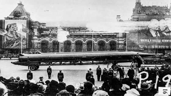 في ذروة أزمة الصواريخ الكوبية عام 1962 كانت غواصة سوفيتية تتعرض لهجوم من سفن أمريكية وظن طاقمها أن الحرب العالمية الثالثة قد اندلعت فعلاً فقرر القائد إطلاق صاروخ نووي كان القرار يتطلب موافقة ثلاثة ضباط وافق اثنان واعترض الضابط فاسيلي أرخيبوف وحده مانعاً وقوع كارثة نووية كانت ستقضي على كوكب الأرض بفضل هدوء وشجاعة هذا الرجل في تلك اللحظة الحرجة نجا العالم من دمار شامل ورحل أرخيبوف دون أن يعرف معظم الناس أنه الرجل الذي أنقذ البشرية بكلمة واحدة.