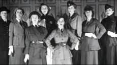 خلال الحرب العالمية الثانية، اشتغلت نساء بريطانيا بمهام استخباراتية سرية ضمن Special Operations Executive. تدربن على التنكر، جمع المعلومات عن العدو، استخدام الراديو والرسائل المشفرة، وأساسيات الدفاع عن النفس أثناء المهام الخطيرة خلف خطوط العدو.