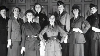 خلال الحرب العالمية الثانية، اشتغلت نساء بريطانيا بمهام استخباراتية سرية ضمن Special Operations Executive. تدربن على التنكر، جمع المعلومات عن العدو، استخدام الراديو والرسائل المشفرة، وأساسيات الدفاع عن النفس أثناء المهام الخطيرة خلف خطوط العدو.