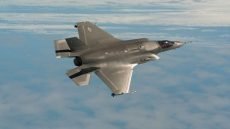 طائرة F-35 Lightning مقاتلة من الجيل الخامس طورتها شركة Lockheed Martin، صُممت لتنفيذ عدة مهام مثل القتال الجوي وقصف الأهداف والاستطلاع.