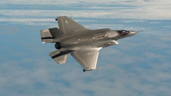 طائرة F-35 Lightning مقاتلة من الجيل الخامس طورتها شركة Lockheed Martin، صُممت لتنفيذ عدة مهام مثل القتال الجوي وقصف الأهداف والاستطلاع.