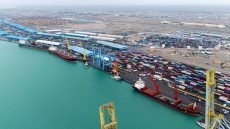 تأثر الحركة التجارية في ميناء أم قصر بالبصرة بشكل كبير جراء الحرب، ما تسبب في تكدس الحاويات فوق بعضها البعض.