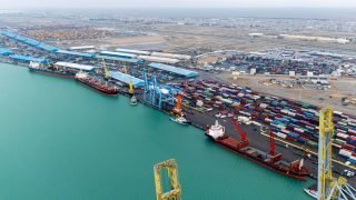 تأثر الحركة التجارية في ميناء أم قصر بالبصرة بشكل كبير جراء الحرب، ما تسبب في تكدس الحاويات فوق بعضها البعض.