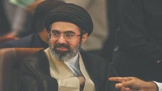 القناة 12 العبرية: مجتبى خامنئي نجا من محاولة اغتيال بعد خروجه بالصدفة إلى ساحة المنزل لحظة القصف الإسرائيلي – الأمريكي الأول