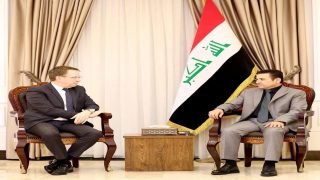 خلال لقاءه مستشار الامن القومي… السفير الفرنسي لدى العراق أكد: – ان بلاده ليست جزءاً من الحرب الدائرة في المنطقة – أن فرنسا تعمل مع الشركاء الدوليين وتتواصل مع جميع الأطراف المعنية لمنع اتساع الحرب