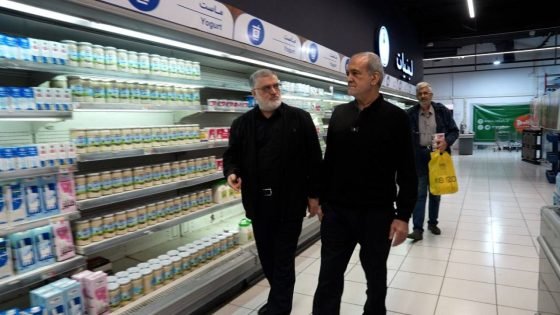 الرئيس الإيراني “مسعود بزشكيان” يتجول في محال تجارية بالعاصمة طهران.