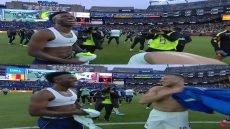   الجماهير البرازيلية غاضبة من فيني جدًا بسبب هذه اللقطة.