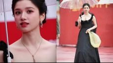 ظهرت الممثلة الصينية Zhang Jingyi وهي تحمل حقيبة تبدو كأنها كيس نفايات، ما أثار استغراب الكثيرين.