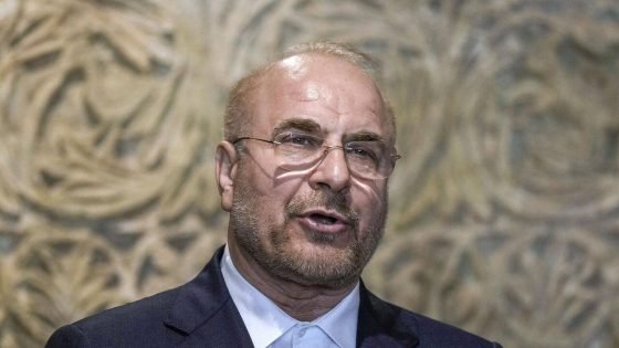 قاليباف ساخرا ومحذرا الامريكيين: استمتعوا ببنزين 4-5 دولارات.. قريباً ستحنون إليه مع “الحصار”