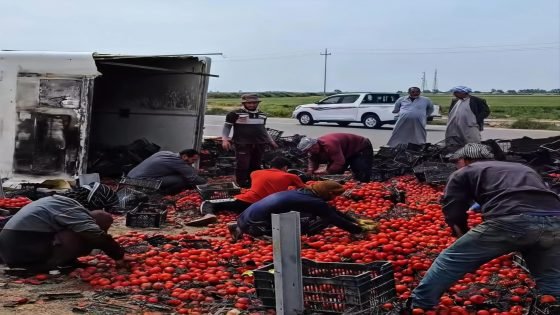 حادث سير على طريق كوت – بغداد؛ تسبب بانقلاب شاحنة محملة بالطماطم قرب النعمانية