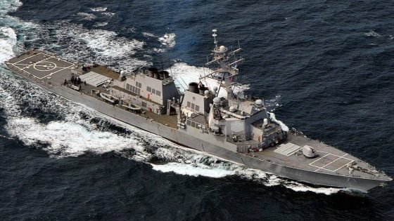 القيادة المركزية: مدمرة أمريكية تمنع سفينة ترفع علم إيران من الخروج من مضيق هرمز