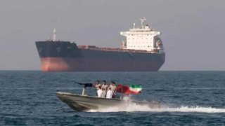 إيران ترفع كل القيود على مرور السفن العراقية عبر مضيق هرمز.