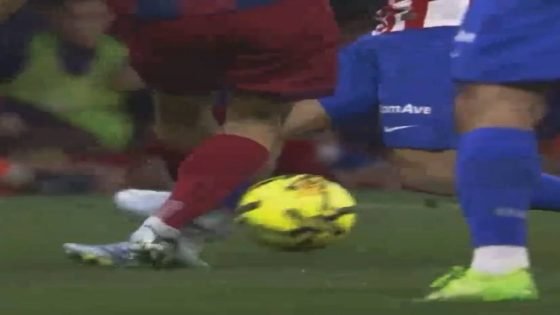 محللي قنوات beIN Sports عن عدم طرد جيرارد مارتن.