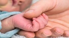 السجن 6 سنوات بحق أم باعت طفلها حديث الولادة بالاشتراك مع مدانة أخرى بمبلغ 8 ملايين دينار في بغداد.