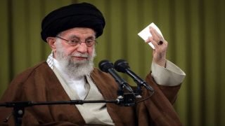السفير البريطاني لدى بغداد: الأمريكان لم يعلموا أن الخامنئي مرجع شيعي واعتبروه رأس الدولة فقتلوه