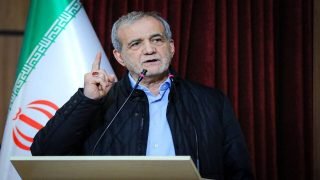 الرئيس الإيراني: لا نتخذ أي قرارات خارج إطار مجلس الأمن القومي ومن دون التنسيق مع المرشد الأعلى وموافقته.