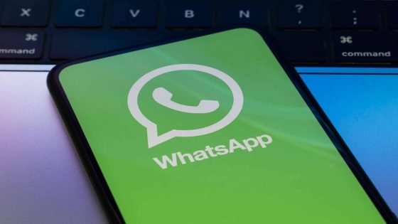 تطبيق WhatsApp يعمل على تطوير ميزة جديدة لمستخدمي iPhone تتيح معرفة جهات الاتصال النشطة حالياً أو مؤخراً من واجهة موحدة، دون الحاجة لفتح المحادثات بشكل منفصل.
