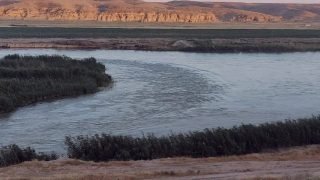 في صورتين.. قضاء راوة يشهد ارتفاعاً ملحوظاً في منسوب مياه نهر الفرات عقب فتح بوابات السد من جهة سوريا وإطلاق كميات إضافية باتجاه العراق