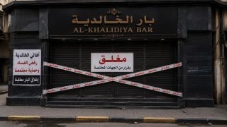 القوات الامنية تغلق محل مبيعات للكحول في قضاء الخالدية بالانبار بعد مناشدات اطلقتها سكان المنطقة.