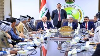 وزير الزراعة يبحث مع الجمعيات الفلاحية التعاونية مطالب الفلاحين المتعلقة بتأجيل استيفاء القروض، وتسريع صرف المستحقات المالية، واستلام الحنطة من الفلاحين وأكد الوزير أنه تم نقل هذه المطالب إلى وزارة المالية لبحثها في المجلس الوزاري للاقتصاد، مشدداً على دعم الحكومة للقطاع الزراعي ومعالجة العقبات التي تواجه الفلاحين