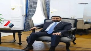 السيد عليي الزيدي رئيس الوزراء المحترم ..بعد اكتشاف والإعلان عن الصحفيين ومقدمي البرامج السياسية والمستشارين وبعض الجهات الإعلامية التي كانت تتلقى مكافاة مالية مجزية جراء تضليل الشعب بإنجاز للفاسد محمد شياع السوداني والذي كان يلعب الدور الاول فيها المدعو ربيع نادر حارس كراج موقف السيارات والمنتسب ظلما إلى الإعلام العراقي والذي اعتدى علي عبر شقيقه وأصدقاءه بفندق المنصور وامام أنظار الحضور من صحفيين وفنانين وادباء كوني معارض وناقم من خلال راي او موقف على سيده السوداني .. أطالب رئيس الوزراء السيد علي الزيدي من خلال رئيس مكتبه الإعلامي الزميل العزيز الشريف عبد الزهرة الهنداوي .. باعادة الاعتبار لي بعد ان تعرضت للاهانة والسب والشتم . واشهد بذلك الزميل الفنان راسم منصور وشقيقي سامي جلود والصديق الصحفي عبد الحميد الصائح .. السيد رئيس الوزراء الموقر،، لن أسكت أبدا على هذا التجاوز وجاء الوقت لرد لي الاعتبار وانا الصحفي الرائد والسجين السياسي والكاتب والمؤرخ والمغترب .. ولكم الأمر