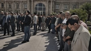 شهد ديوان محافظة البصرة وعدد من المؤسسات الحكومية وقفة حداد على أرواح ضحايا الحادث المروري الأليم الذي وقع على طريق ذي قار – البصرة أمس الأحد، استجابةً للدعوة التي أطلقها محافظ البصرة المهندس أسعد العيداني قبل ساعات من فجر اليوم الاثنين.