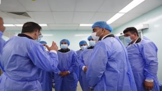 وفد حكومي مشترك من البصرة وذي قار يتفقد جرحى فاجعة الطريق الدولي في مستشفى الفيحاء وسط ال محافظة 