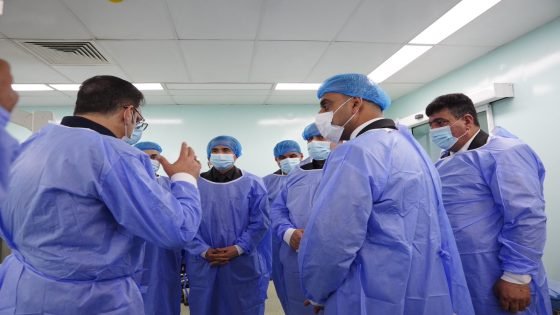 وفد حكومي مشترك من البصرة وذي قار يتفقد جرحى فاجعة الطريق الدولي في مستشفى الفيحاء وسط ال محافظة 