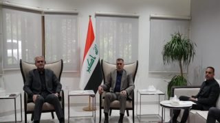 أكد نائب محافظ البصرة الإداري ماهر العامري أن محافظ البصرة المهندس أسعد العيداني ترأس اجتماعاً مشتركاً مع مدير شركة نفط البصرة باسم عبد الكريم بحضور عدد من المسؤولين في ديوان المحافظة وشركة نفط البصرة مشيراً إلى أن الاجتماع تطرق إلى عدد من القضايا والملفات المشتركة المتعلقة بتعزيز التعاون والتنسيق بين الحكومة المحلية وشركة نفط البصرة بما يخدم المصلحة العامة ويدعم جهود التنمية وتطوير الخدمات في المحافظة