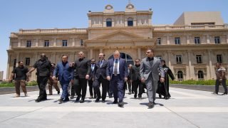 قال نائب محافظ البصرة الإداري ماهر إبراهيم العامري إن محافظ البصرة المهندس أسعد العيداني استقبل صباح اليوم السبت وفداً نيابياً في مبنى ديوان المحافظة، ضم رئيس كتلة الإعمار والتنمية بهاء الأعرجي والدكتورة حنان الفتلاوي.