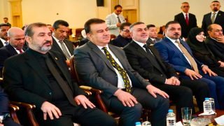 الأمانة العامة لمجلس الوزراء تسلّم درع التميز للسيد محافظ البصرة لحصول البصرة على المرتبة الأولى في العمل التطوعي على مستوى جميع المحافظات لعام 2025