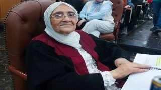 سيدة مصرية بعمر 83 عاماً تحصل على شهادة الدكتوراه من كلية الآداب بجامعة المنصورة بتقدير “مرتبة الشرف الأولى”.