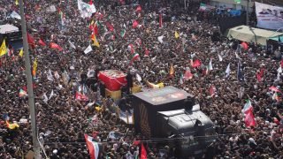 إعداد كبيرة من المعزين تشارك بتشييع المرشد الإيراني الراحل “علي الخامنئي” من مجسرات الكوفة إلى مرقد امير المؤمنين (عليه السلام).