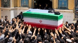 جثمان الخامنئي يدخل مرقد الإمام علي (عليه السلام) لأداء صلاة الجنازة عليه.