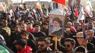 هيئة الحشد الشعبي: تقارير أولية عن مشاركة أكثر من مليوني شخص في التشييع الشعبي للسيد علي الخامنئي في النجف الأشرف.