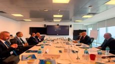 من الإمارات.. وزير الصحة يعلن الاتفاق مع الشركة البريطانية GSK لعودتها إلى العراق